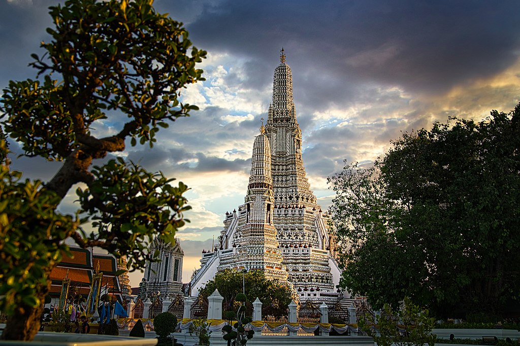 画像に alt 属性が指定されていません。ファイル名: 1024px-Wat_Arun_2020.jpeg